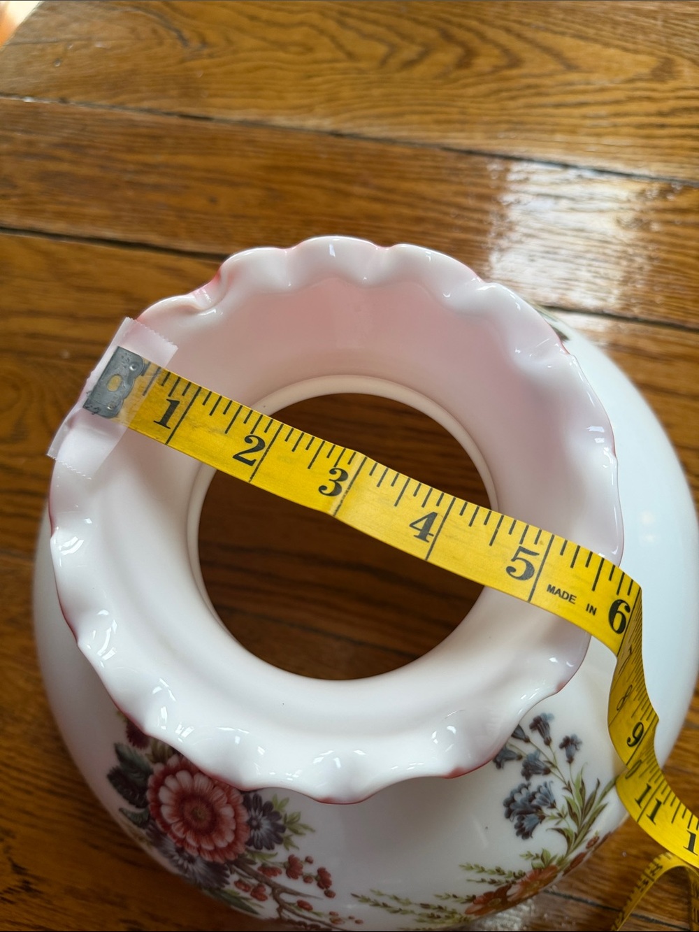 Vintage “Gone With the Wind “ style lamp globe. Floral in pinks. Ruffle top. - Picture 9 of 15